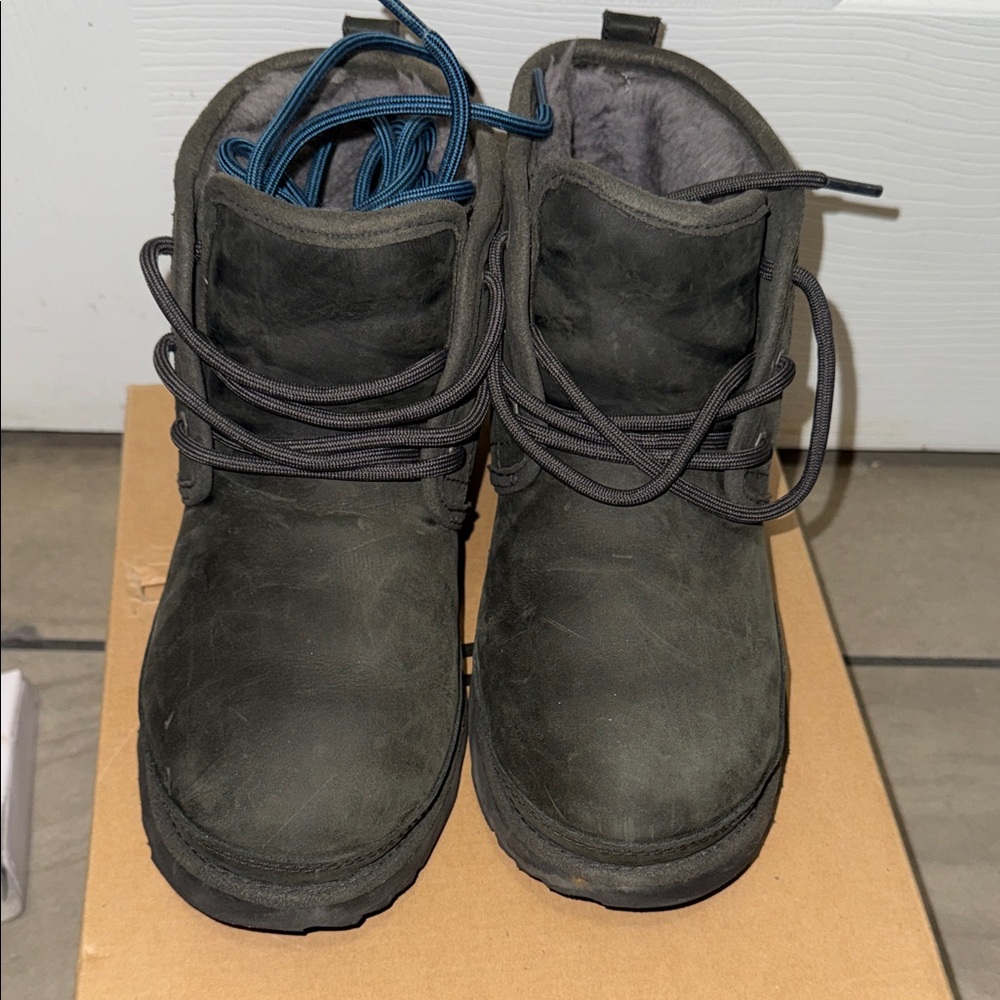 UGG Men's Dark Gray Chukka Boots
